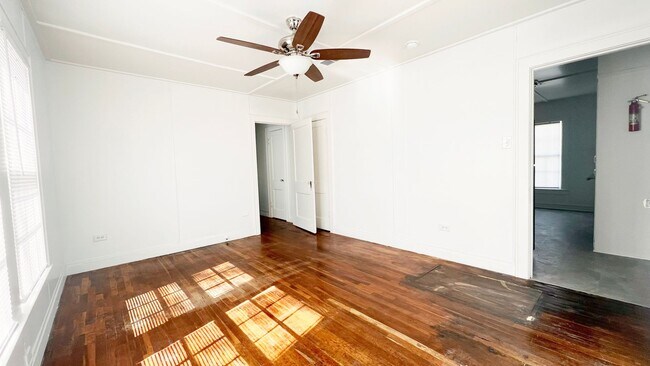 Building Photo - Updated and ready for move in immediately!