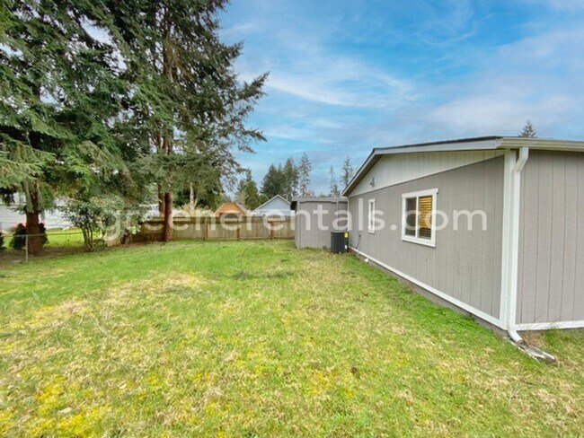 Building Photo - 6733 5th Ct SE