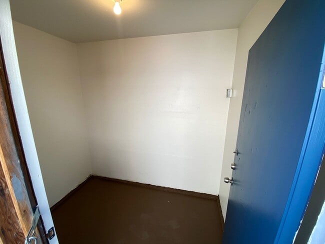 Building Photo - Remodeled 3 Bedroom 1 Bath Plus Single Car Garage