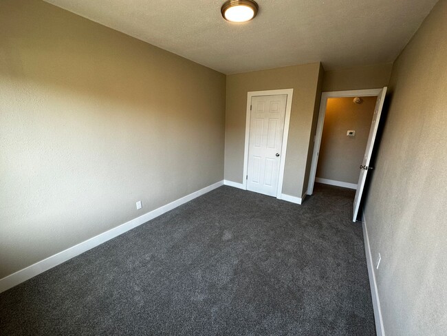 Building Photo - SW 6th Triplex