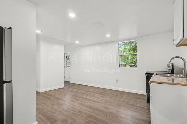 Building Photo - 2496 Lester St