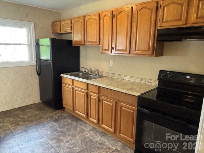 Building Photo - 204 Westview Dr