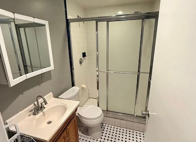 Building Photo - 452 Park Dr