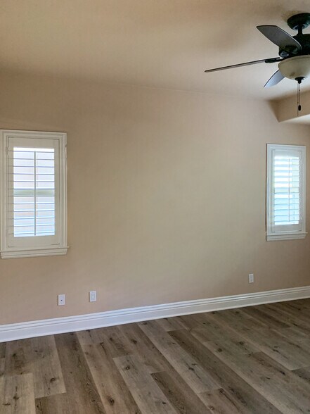 Building Photo - 2220 Vanderbilt Ln