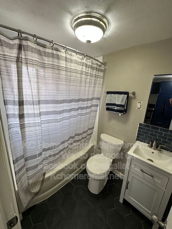 Building Photo - 4400 NE 46th Terrace