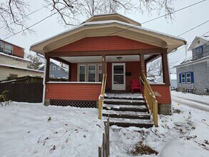 Building Photo - 3 Bedroom and 2 Full Bathroom Single Family Home