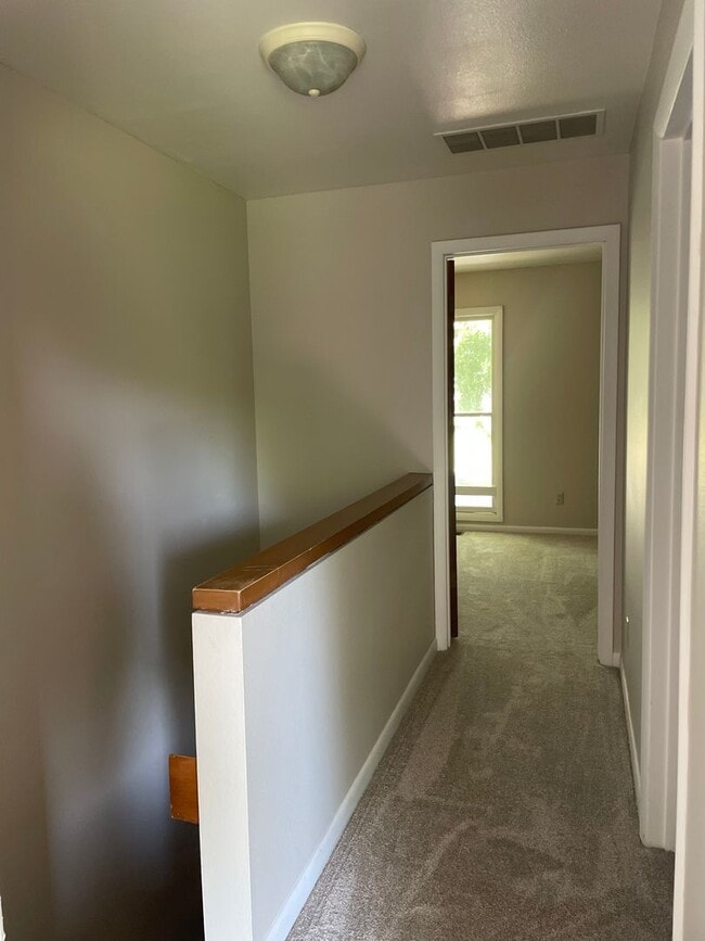 Building Photo - 2 Bed/1.5 Bath Condo Close to UIHC!