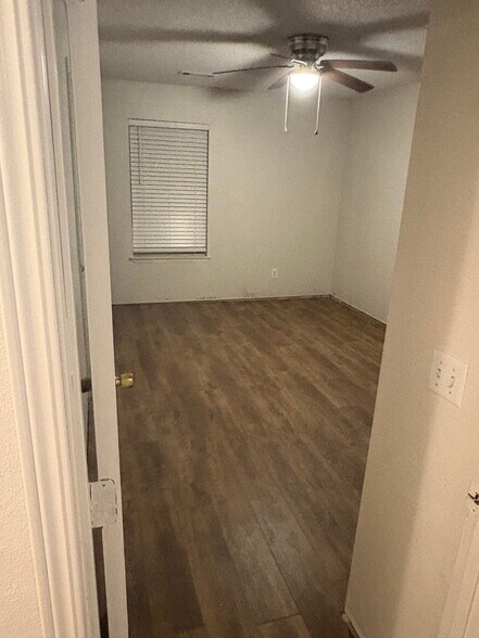 Master bedroom - 2920 Dawn Ct