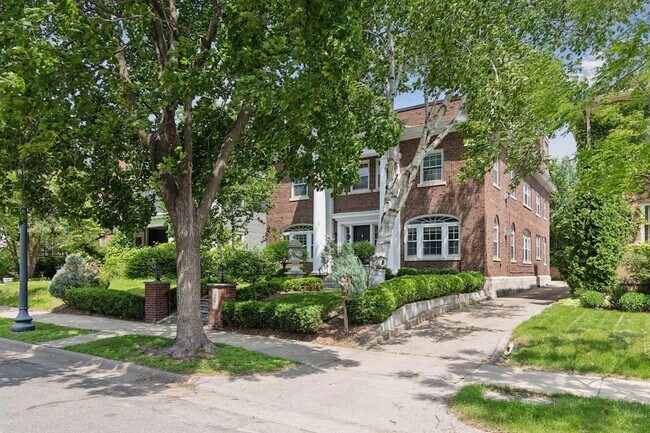 Primary Photo - 1785 Dupont Ave S
