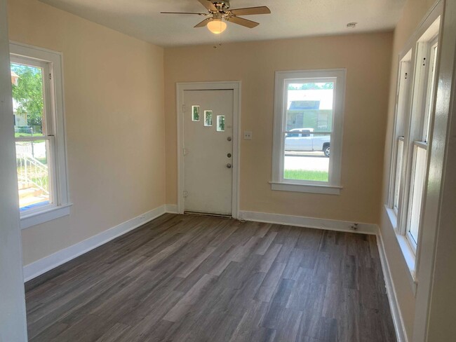 Building Photo - COMING SOON! 1 Bedroom /1 Bath Unit with F...