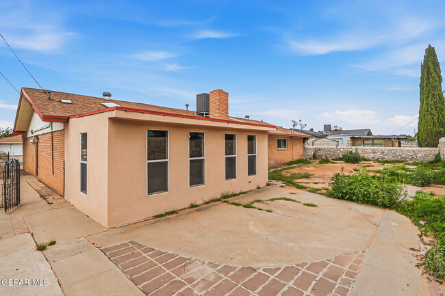 Building Photo - 8700 Cielo Vista Dr