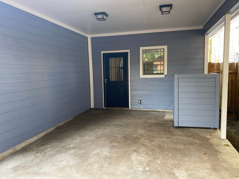 Building Photo - 216 E Rische St