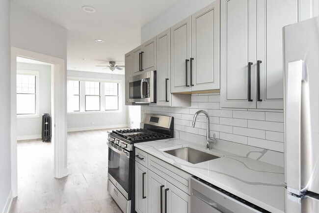 Building Photo - 7624 N Eastlake Terrace