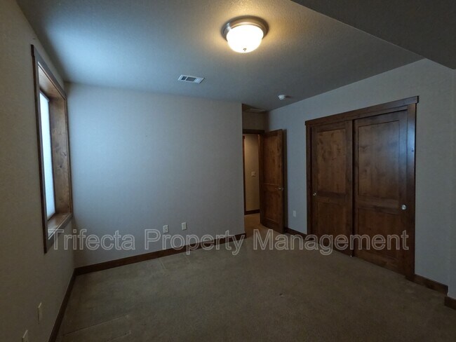 Building Photo - 1032 Hessen Dr
