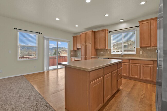 Building Photo - Ranch style home with 6 Bedrooms - 3 Bathrooms - 2 Car Garage - $2,650!