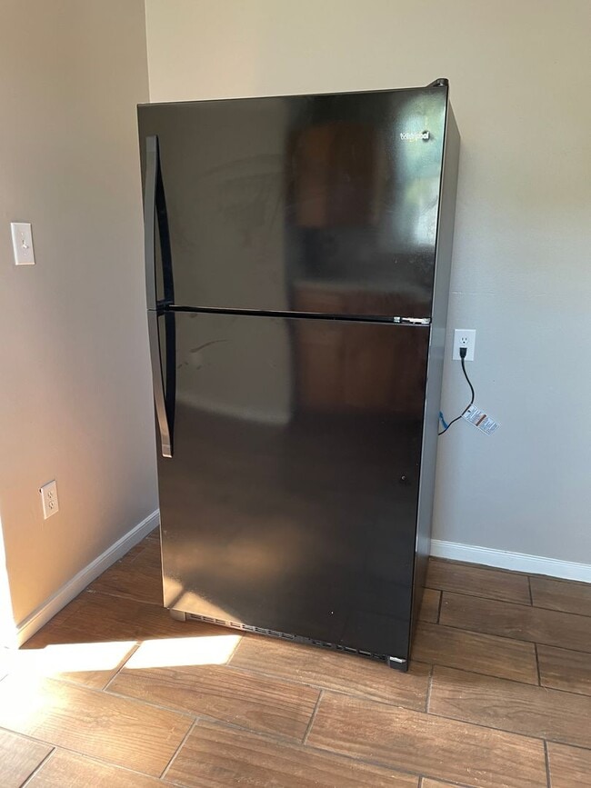 Building Photo - 3 Bedroom 1 Bath Single story