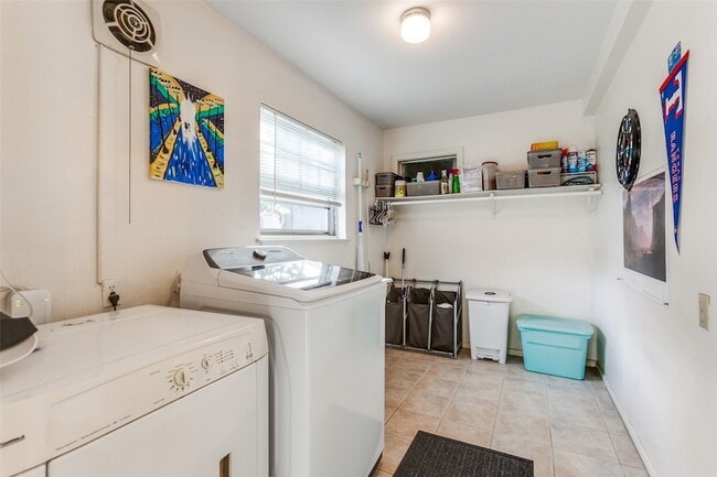 Building Photo - 9551 E Lake Highlands Dr