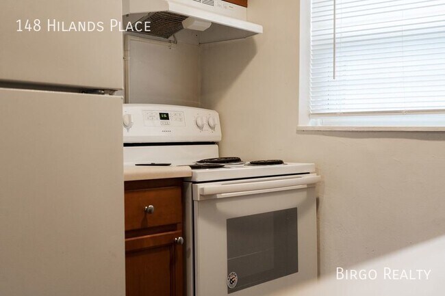 Building Photo - Move in special! First month free rent!