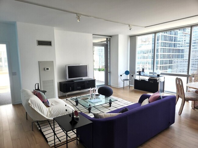 Building Photo - 8 E Randolph St