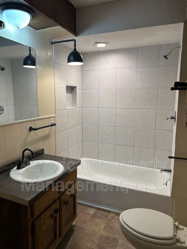 Building Photo - 1928 N Columbia Pl