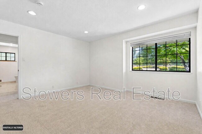 Building Photo - 1121 Douglas Ct
