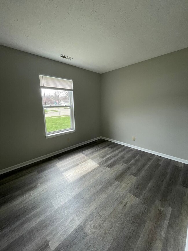 Building Photo - 3 Bedroom Single Family Home - Burnett Creek School District