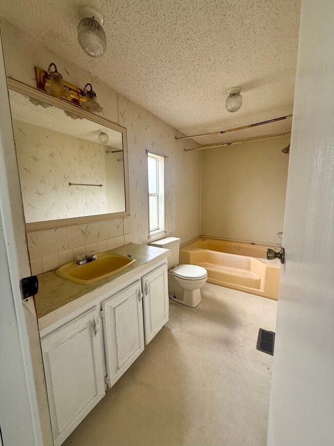 Building Photo - 3 Bed 2 Bath Mobile Home Under Renovations