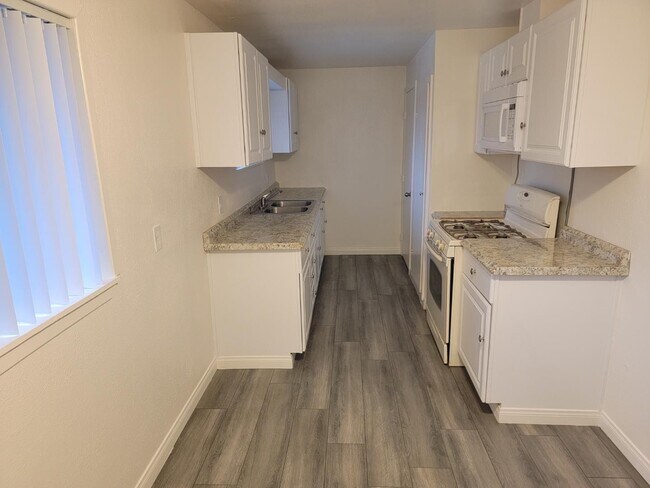 Building Photo - Minutes From UC Riverside. Large 1 bedroom...