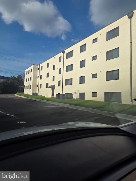 Building Photo - 49 W Diamond Ave