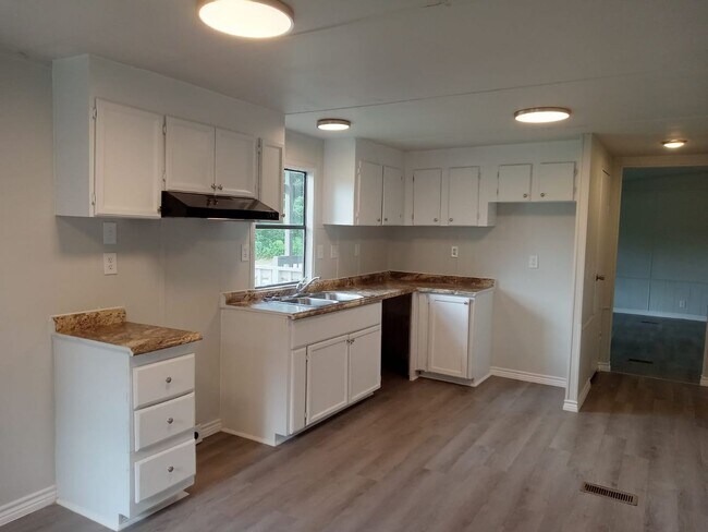 Building Photo - Cozy Roy Harris Loop mobile home
