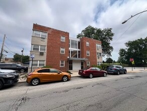 Building Photo - 2400 W Balmoral Ave