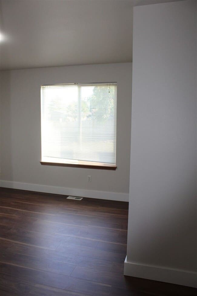Building Photo - 3 Bedroom, 2 Bathroom House in Burlington!