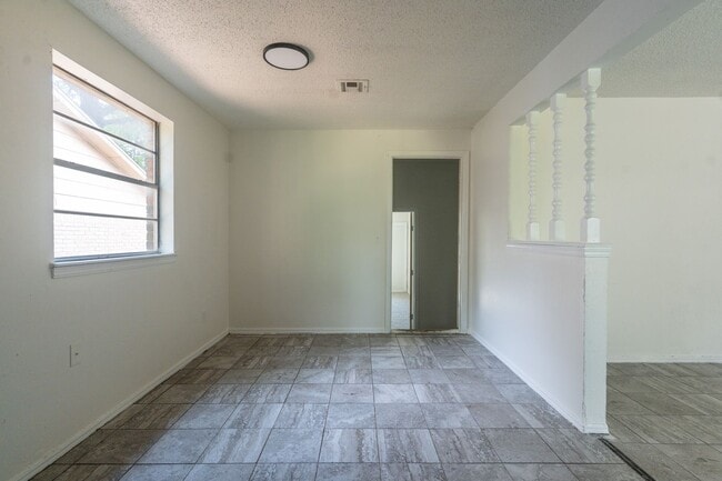 Building Photo - Cute 5 Bedroom House!