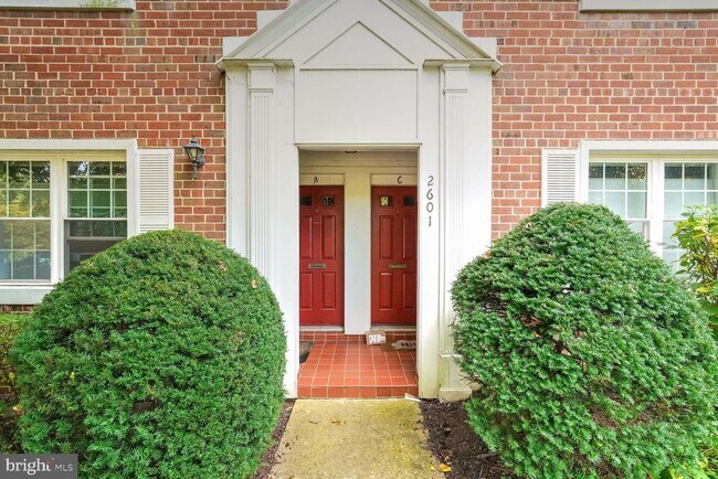 Building Photo - 2601 S Walter Reed Dr