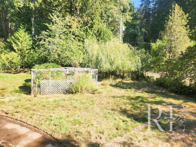 Building Photo - Waterfront Tudor on 2+ Acres | Private, Vi...