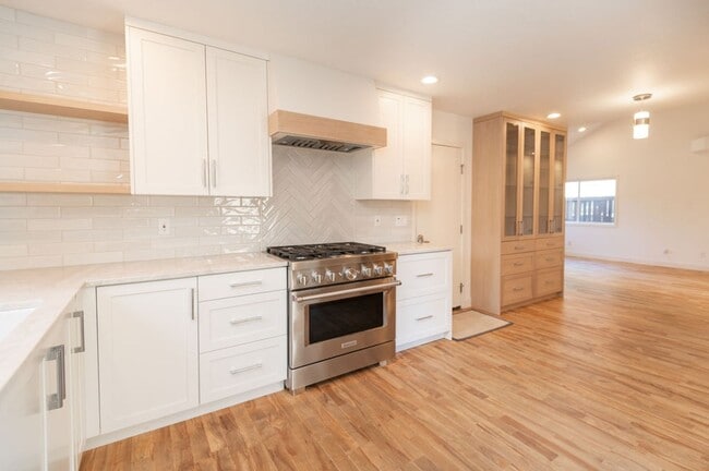 Building Photo - Quintessential Bend Living - 3 Bed | 2 Bat...