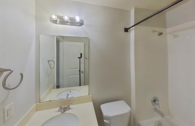 Building Photo - Move in ready