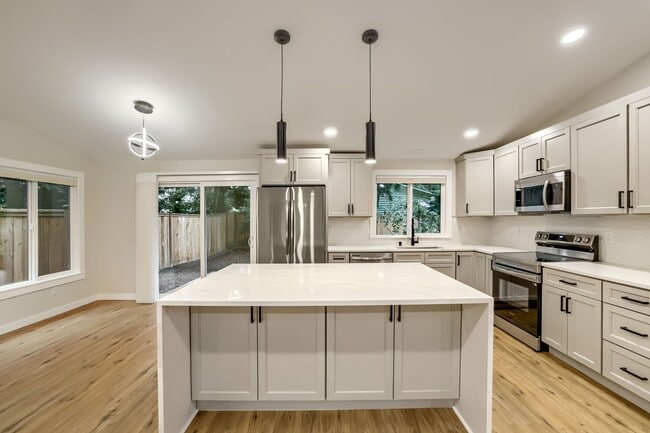 Building Photo - Bright & Charming 4bed/2.5bath in Desirable Edmonds Neighborhood!