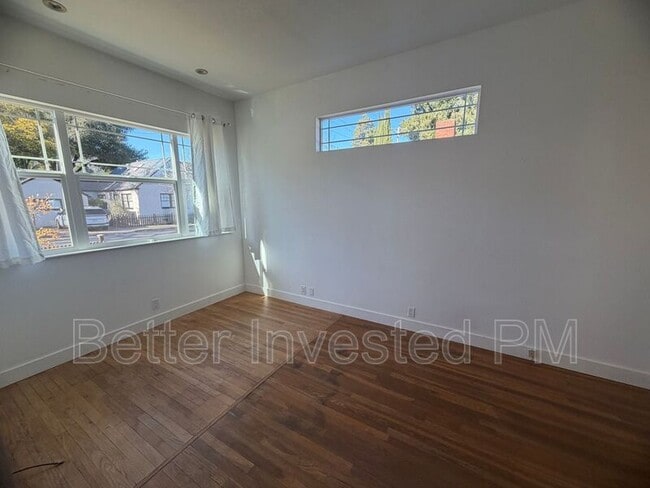 Building Photo - 559 N Oak St