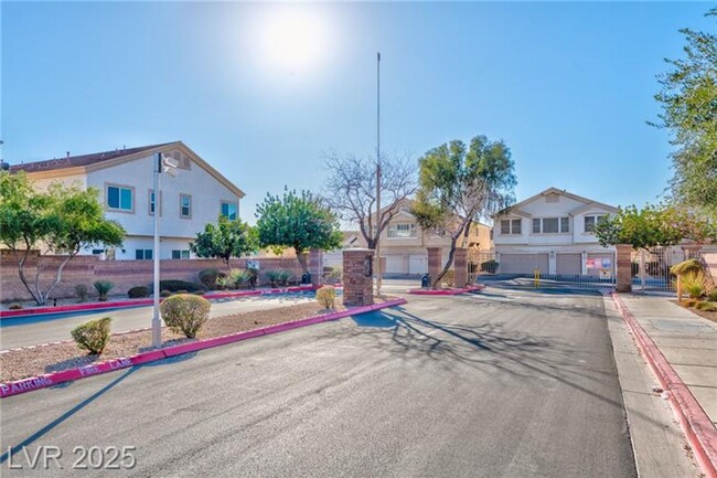 Building Photo - CHARMING 2BEDROOM TOWNHOME IN 89122