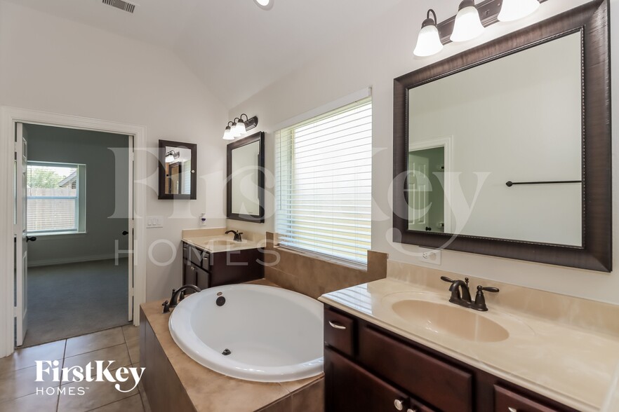 Building Photo - 210 Terrace Creek Ct