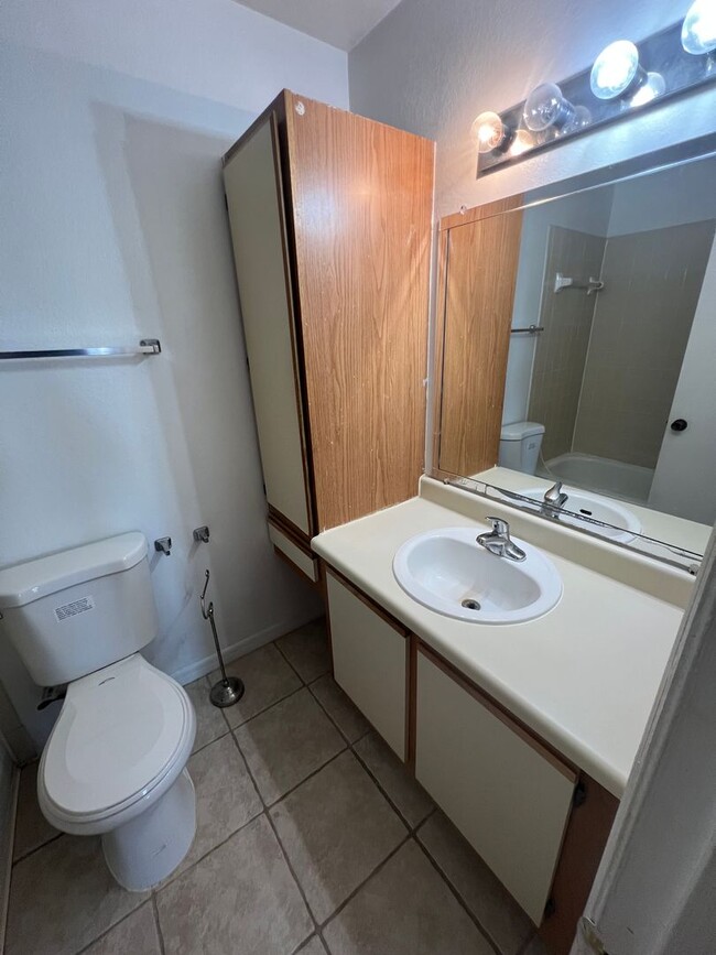 Building Photo - METRO WEST 2 BEDROOM 2 BATH CONDO FOR RENT...