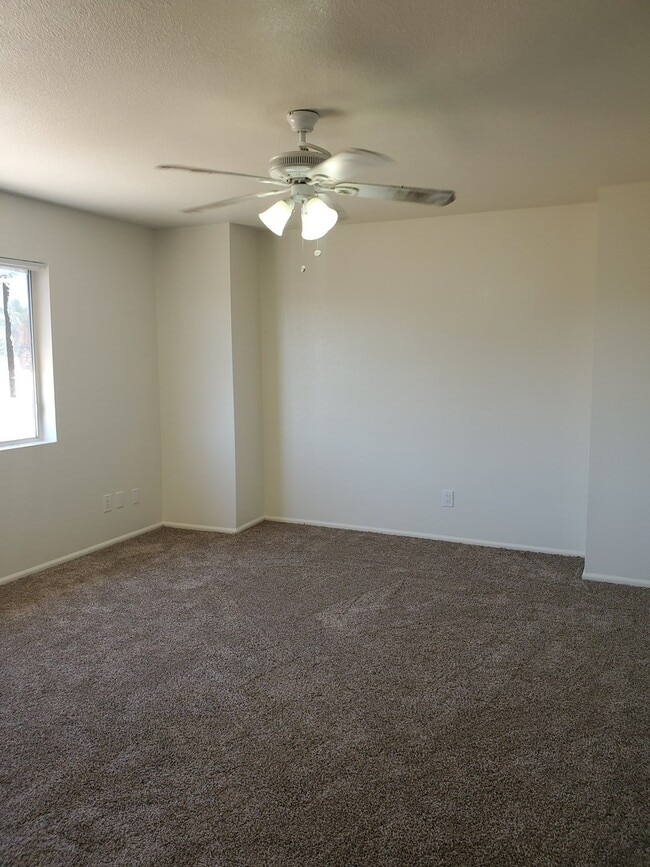 Building Photo - No HOA! North Phoenix 3 Bedroom Home with Large Yard & Garage