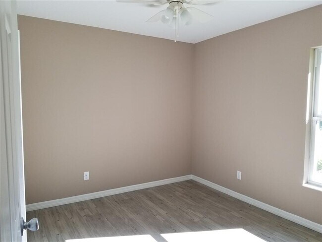 Building Photo - 326 Clark St