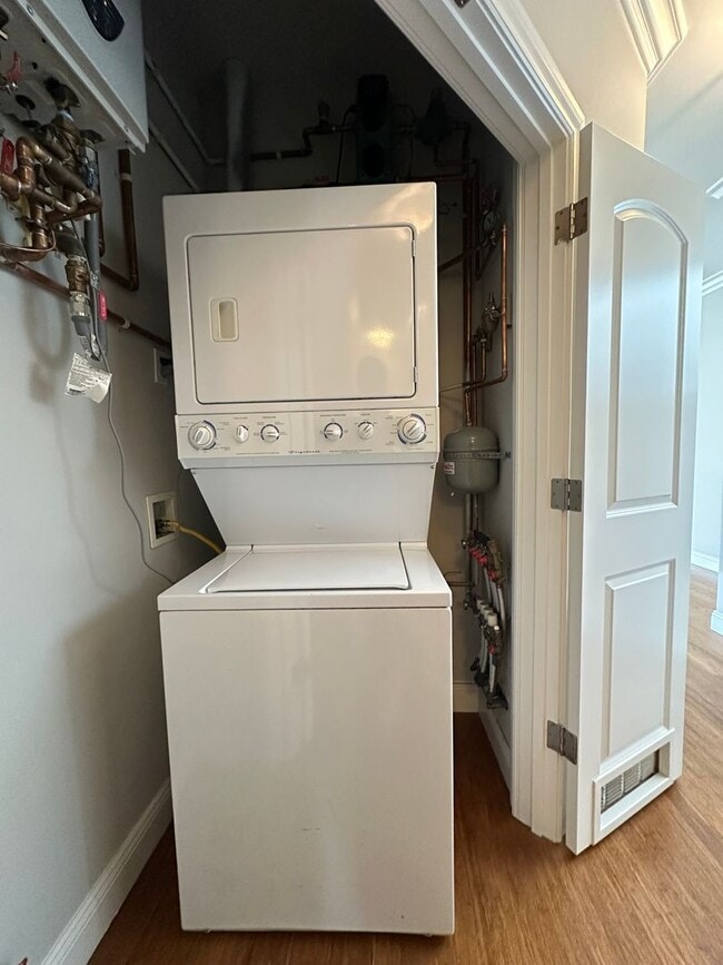 Building Photo - Spacious Nob Hill 3 BD/ 2 Bath Flat with Shared Roof-deck! Gorgeous City and Bay Views!!