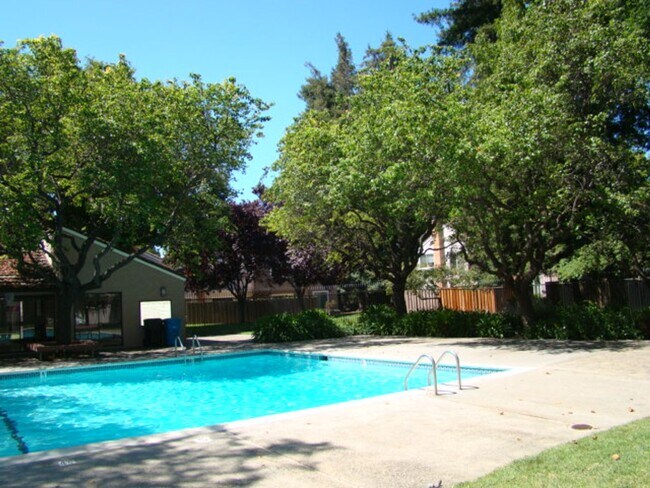 Building Photo - Townhouse 3 bedroom 2.5 bath, 2 car garage, new paint, new floors