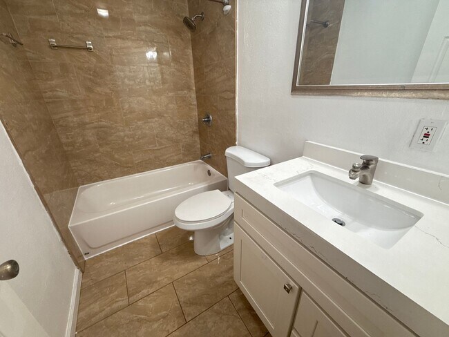 Building Photo - EPIC REA - Spacious 3BR/2BA House - Renova...