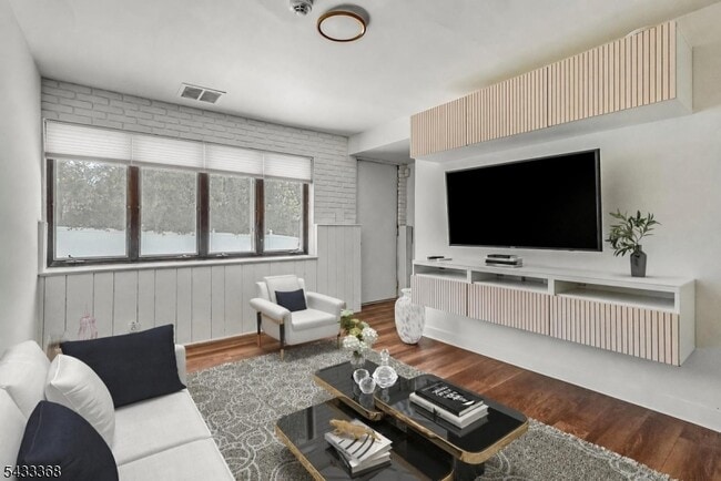 Building Photo - 32 Brantwood Pl
