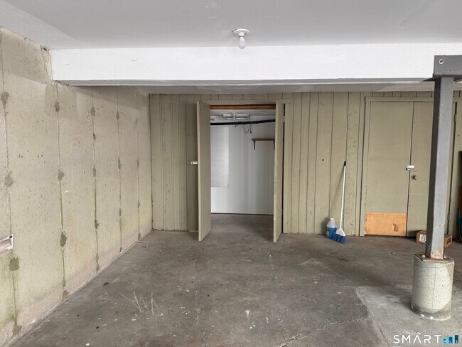 Building Photo - 2 Talcott Glen Rd