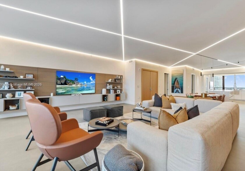 Building Photo - 5000 Island Estates Dr